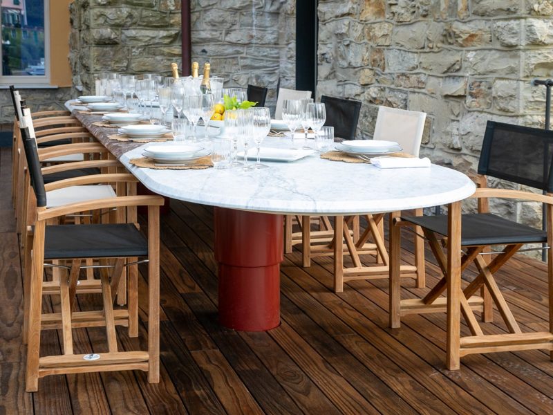 28. Tavolo in marmo all'esterno_Elegant marble table outdoors