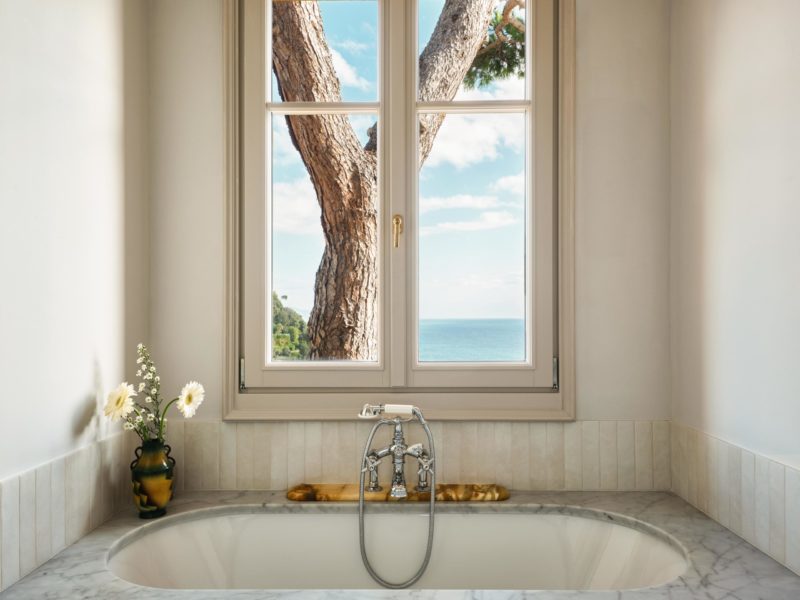 46. Vasca da bagno con vista camera E - Bathtub with panoramic view room E