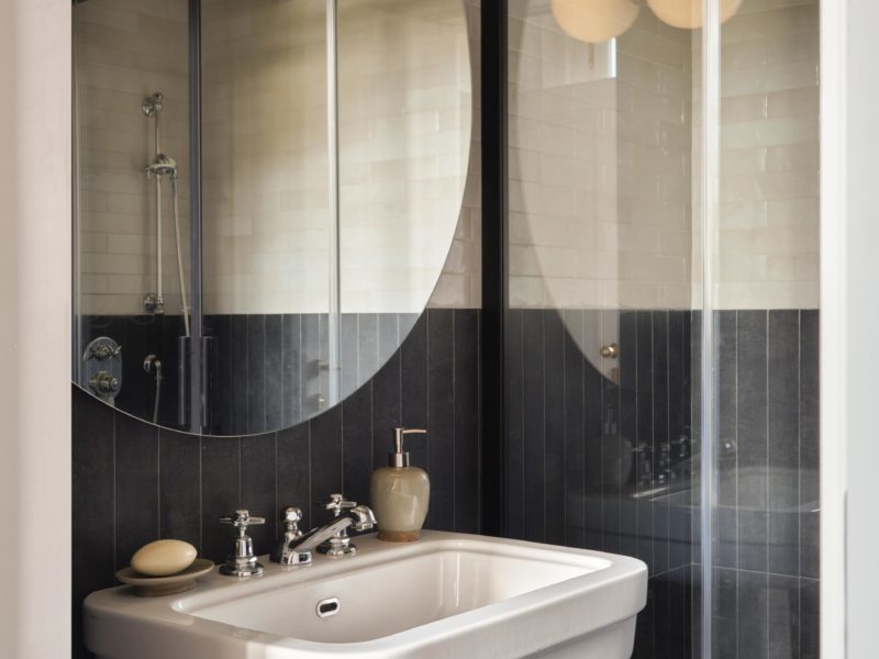 47. Bagno con doccia camera E _ Bathroom with Shower Room E